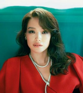 ​44岁舒淇穿白色浴袍拍大片，红唇黑丝太魅惑，网友：吊打网红脸