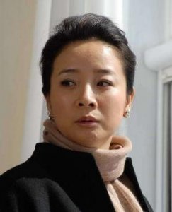 ​51岁陈小艺近照，老公虽丑却捧红了张嘉译，19岁儿子长得高大帅气