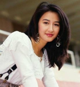 ​最红时嫁给一个龙套演员，如今丈夫成影帝，54岁的她被宠成公主