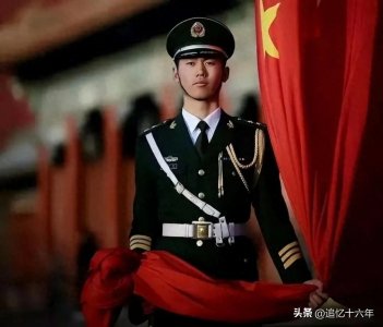 ​升旗手张自轩，退役辞去事业编工作，选择网红之路，如今肯定后悔