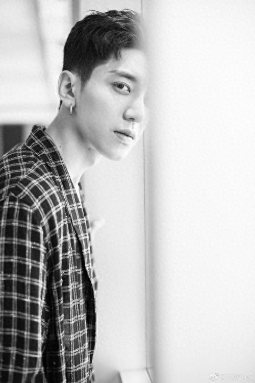 中国男演员完颜洛绒高清手机壁纸 网友们看过他哪些作品评论留言!