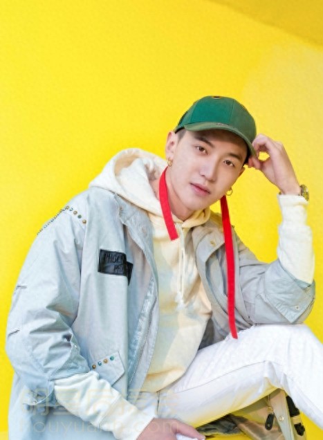 中国男演员完颜洛绒高清手机壁纸 网友们看过他哪些作品评论留言!