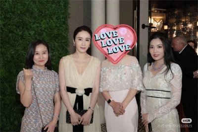 ​53岁黎姿和老公马廷强一同出席婚礼，一袭米色深V裙优雅大方！