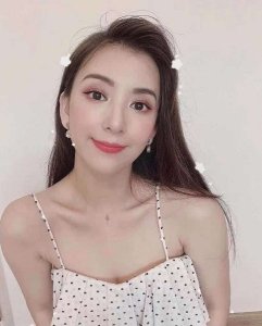 ​侧颜好绝！天王嫂方媛晒美照 穿吊带上衣秀性感锁骨