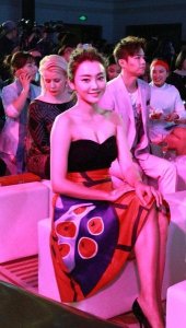 ​新锐演员刘芊含现身北京优雅大气 气质出众衣品获赞