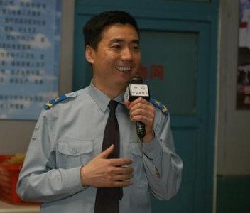 ​范明：娶大6岁的二婚女，将继子视如己出，如今继子是国家的骄傲