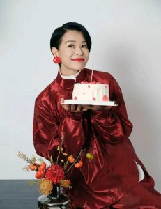 ​胡杏儿45岁生日，老公李乘德晒全家福，回顾在一起的幸福10年！