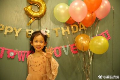 ​黄磊晒照为小女儿庆生，5岁多妹穿公主裙露甜笑