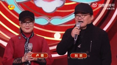 ​61岁刘欢带妻子亮相湖南春晚，何炅：她是我的恩师