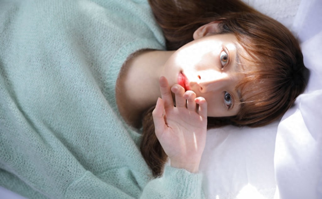 床上美女妩媚风情性感诱惑写真