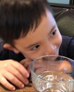 ​情歌天后梁静茹儿子近照曝光，长睫毛帅气侧脸可爱C位出道！