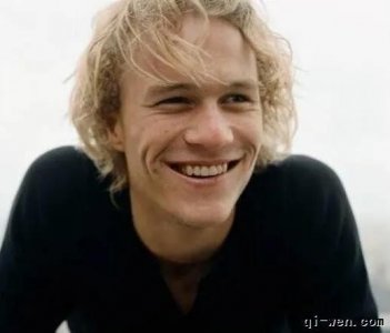 ​《蝙蝠侠：黑暗骑士》中的小丑扮演者希斯·莱杰之死之谜