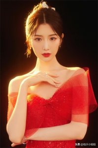 ​毛晓彤，清爽干练的短发美女，出水芙蓉般的容貌，太甜美啦