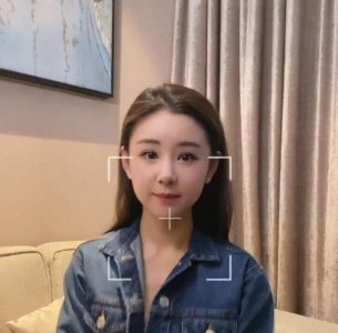 ​35岁李小萌晒照，肉嘟嘟卖萌嫩似高中生，胸前瘦出排骨显反差