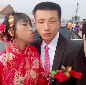 ​“鞋拔子脸”新娘走红，新郎一脸无奈、生无可恋，网友：天生一对