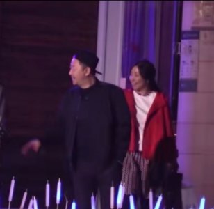 ​郭涛老婆资料简介（郭涛当街秀恩爱，刻意停下脚步与老婆挽手，娇妻五官神似张