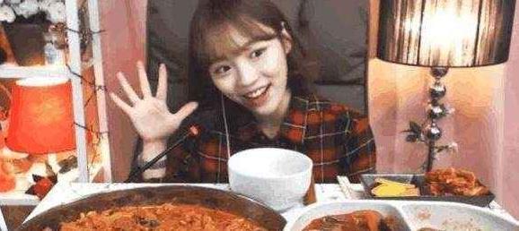 大胃王直播后摄像头忘关了，粉丝看后怒了：原来能吃都是假象