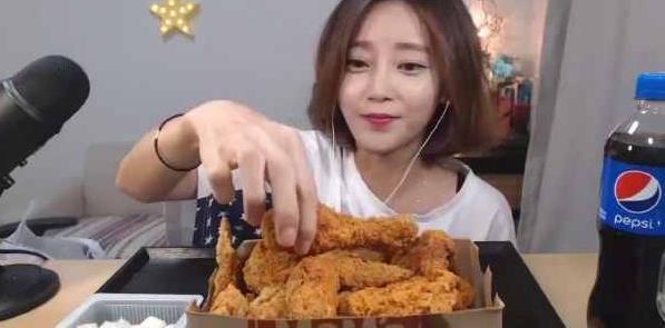 大胃王直播后摄像头忘关了，粉丝看后怒了：原来能吃都是假象