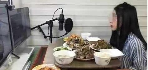 大胃王直播后摄像头忘关了，粉丝看后怒了：原来能吃都是假象