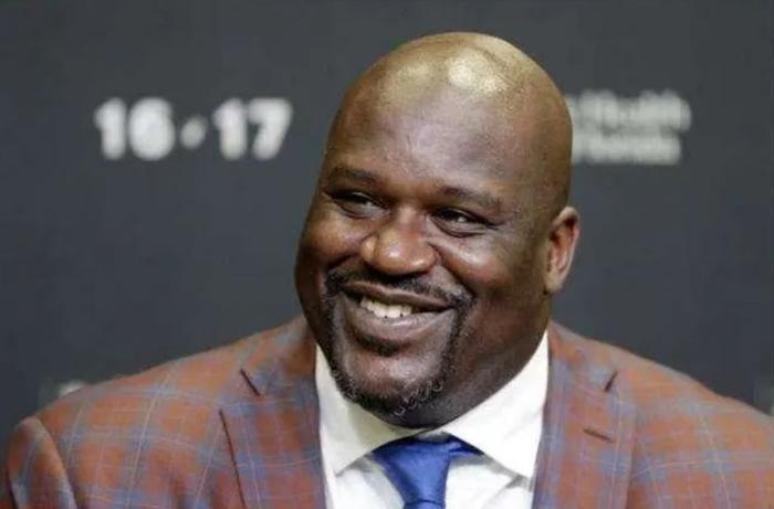 47岁奥尼尔又恋爱，新任女友身高1米6，网友：又是黑白配