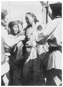 ​1905年，王维勤，被活剐凌迟时，一张罕见的留影，明显恐惧了！