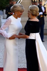 ​前法国总统萨科齐带着超模夫人也出席国宴！布吕尼一身白裙，好美