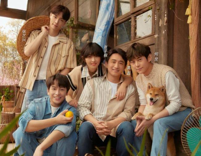 何炅晒向往的生活7海报 网友：空巢老人的即视感  