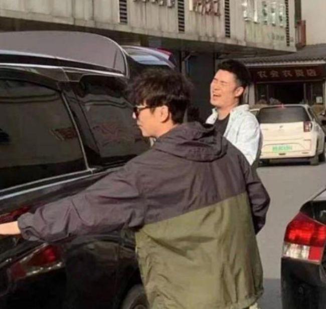 何炅晒向往的生活7海报 网友：空巢老人的即视感  