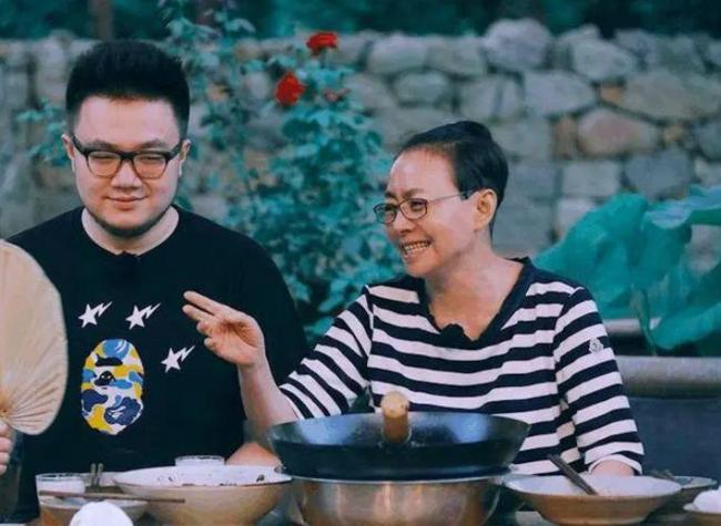 何炅晒向往的生活7海报 网友：空巢老人的即视感  