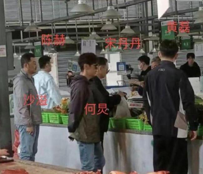 何炅晒向往的生活7海报 网友：空巢老人的即视感  