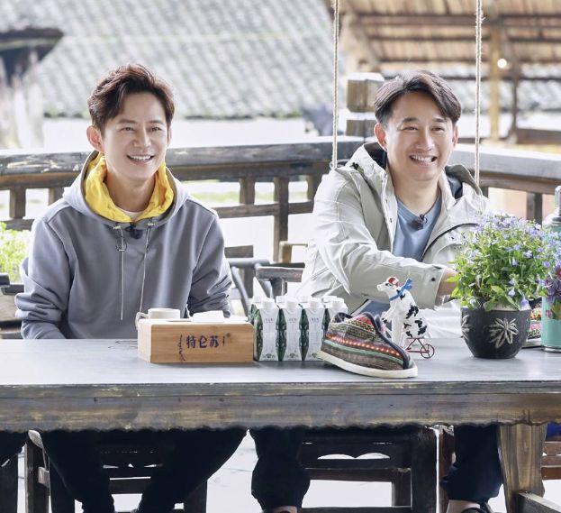 何炅晒向往的生活7海报 网友：空巢老人的即视感  