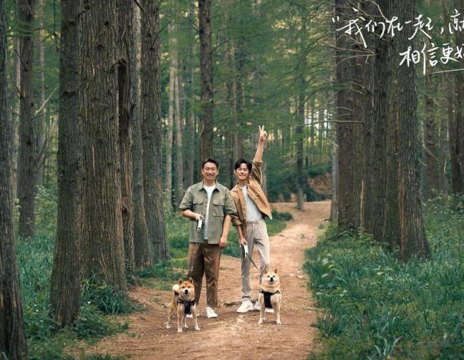 何炅晒向往的生活7海报 网友：空巢老人的即视感  