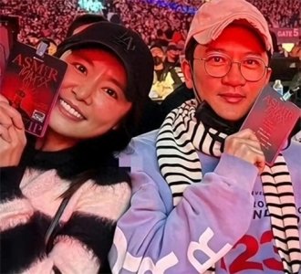 ​林心如苏有朋一同看张惠妹演唱会！俩人挨着坐，亲密合影玩嗨了