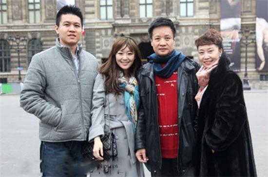 60岁阎维文近照：副军级待遇，照顾乳腺癌妻子30年