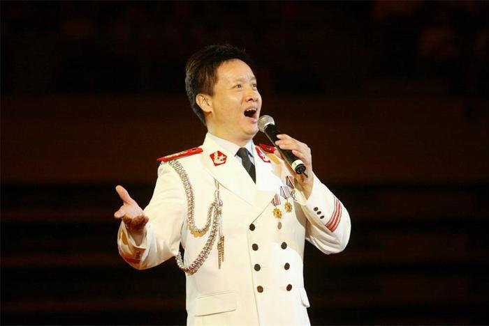 60岁阎维文近照：副军级待遇，照顾乳腺癌妻子30年