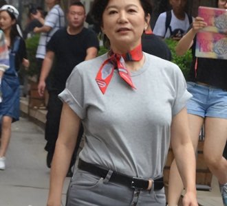 ​“内衣门”68岁的林青霞疑不穿内衣遭群嘲，对女神奶奶太苛刻了！