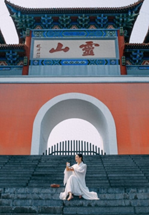 河南健身女神刘叶琳，白衣赤脚化身采茶女，有几分李子柒的味道