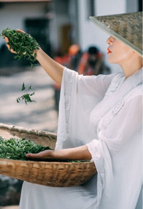 河南健身女神刘叶琳，白衣赤脚化身采茶女，有几分李子柒的味道