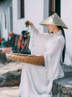 河南健身女神刘叶琳，白衣赤脚化身采茶女，有几分李子柒的味道