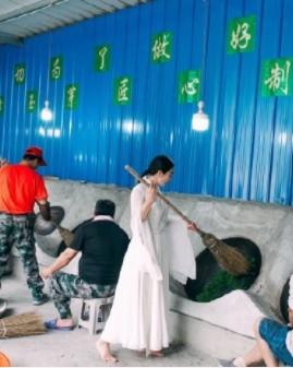 河南健身女神刘叶琳，白衣赤脚化身采茶女，有几分李子柒的味道