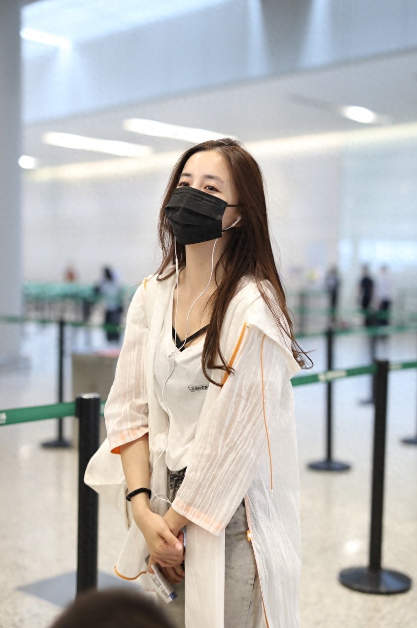 陈欣予现身机场少女感十足，你看得出她的年龄吗？