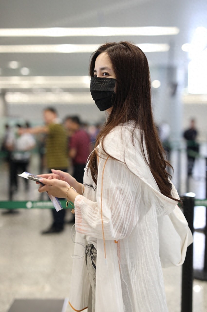 陈欣予现身机场少女感十足，你看得出她的年龄吗？
