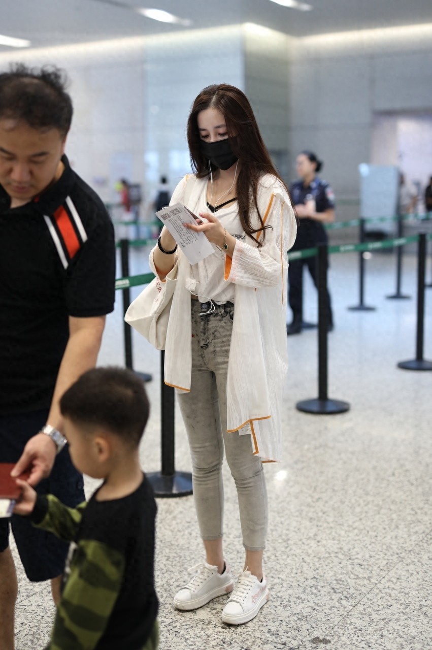 陈欣予现身机场少女感十足，你看得出她的年龄吗？