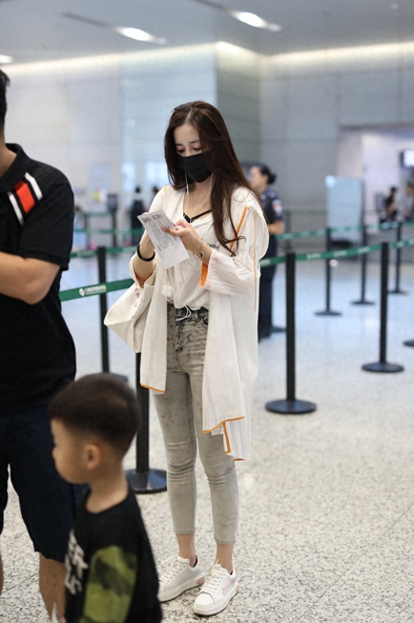 陈欣予现身机场少女感十足，你看得出她的年龄吗？