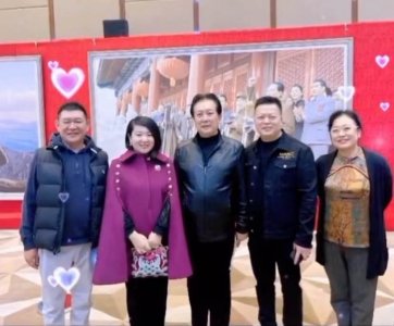 ​唐国强简介(穿皮衣挺大肚显富态，脚步蹒跚走路显吃力)