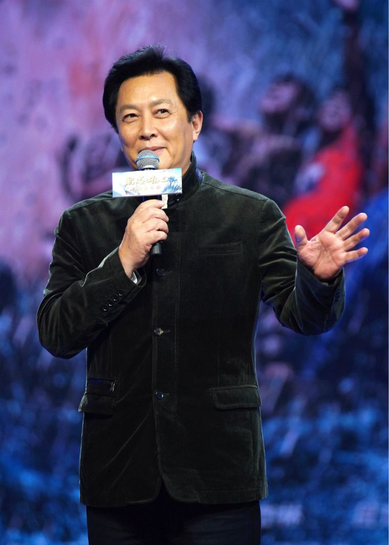 69岁唐国强近况曝光，穿皮衣挺大肚显富态，脚步蹒跚走路显吃力