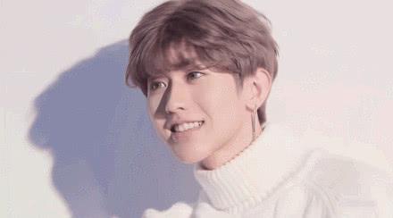 蔡徐坤发出自己录的一段视频，因有一女子出现，引粉丝吃醋