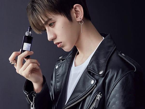 蔡徐坤发出自己录的一段视频，因有一女子出现，引粉丝吃醋