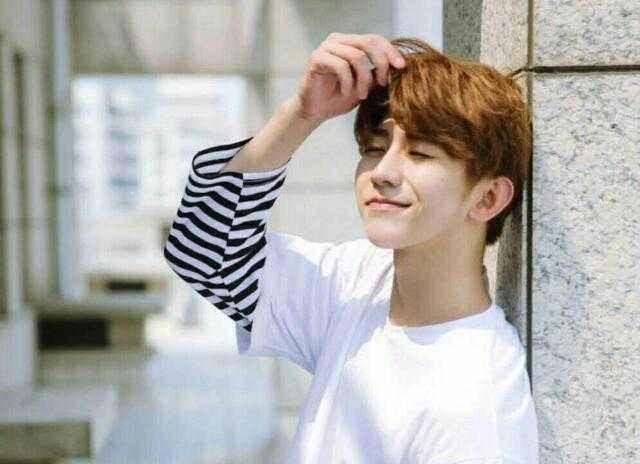 蔡徐坤发出自己录的一段视频，因有一女子出现，引粉丝吃醋