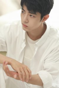 ​肖战慵懒风写真释出 眸眼温柔流转抱枕头惬意摆拍